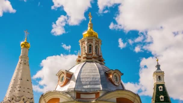 Timelapse 4k: Iglesia del icono de Smolensk de la Madre de Dios (Odigitria), frente a la iglesia de Santa Zosima y Savvatiy de Solovki. Trinidad Lavra de San Sergio, Sergiev Posad, Rusia . — Vídeo de stock