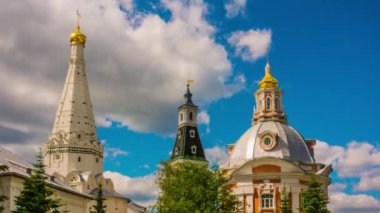 Timelapse 4k: kilise Smolensk simgesi anne, Tanrı'nın (Odigitria), Kilise St. Zosima ve Solovki Savvatiy karşısında. Trinity Lavra of St Sergius, Sergiev Posad, Rusya Federasyonu.