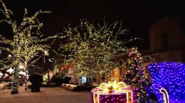 Yeni yılda Krakowskie Przedmiescie. Royal Avenue, Varşova Kraliyet Yolu 'nun en kuzeyindeki bir caddedir ve Polonya' nın Varşova kentindeki Castle Square 'de bulunan Old Town ile Royal Castle' ı birbirine bağlar.