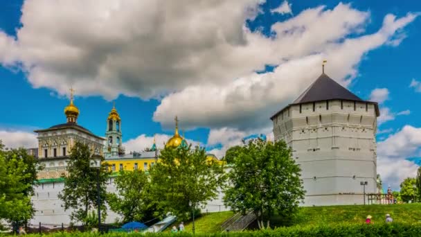 Timelapse 4k: Trinidad Lavra de San Sergio es el monasterio ruso más importante y el centro espiritual de la Iglesia ortodoxa rusa. Monasterio está situado en la ciudad de Sergiyev Posad, Óblast de Moscú, Rusia . — Vídeos de Stock