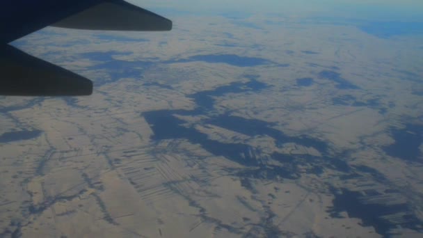 Samolot leci na zaśnieżone pola Federacji Rosyjskiej. — Wideo stockowe