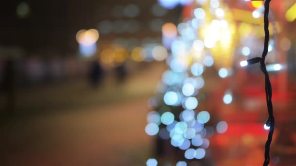 Christmas tree on the background of a winter city streets. — Stock Video