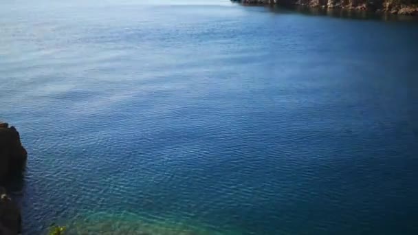 克罗地亚的岩石海岸，在亚得里亚海上晴朗炎热的一天. — 图库视频影像