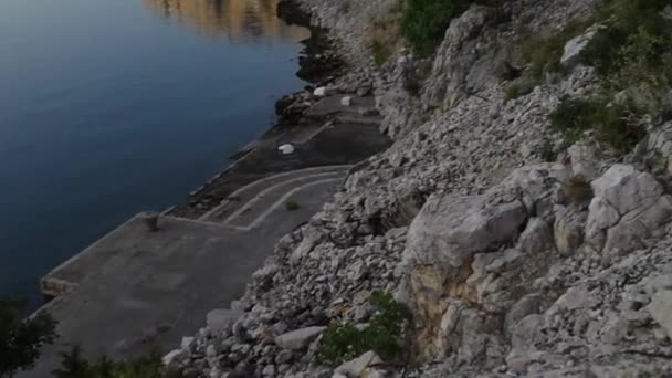 De Maslenica-brug is een boogbrug van dek uitvoering de D8 staat weg ongeveer 1 km ten westen van de nederzetting van Maslenica, Kroatië — Stockvideo