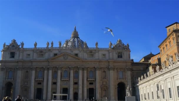 Vatikanstaten - januari 24 2016: St. Peter Square ligger stora plaza direkt framför Peterskyrkan, påvliga enklav inne i Rom, direkt väster om grannskap eller rione av Borgo. — Stockvideo