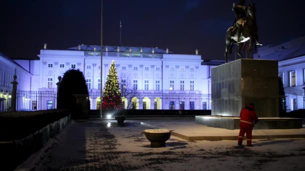 Warschau, Polen - 22. Januar 2016: Bertel Thorvaldsens Reiterstandbild (Kopie des zerstörten Originals) von Prinz Jozef Poniatowski vor dem Präsidentenpalast, — Stockvideo