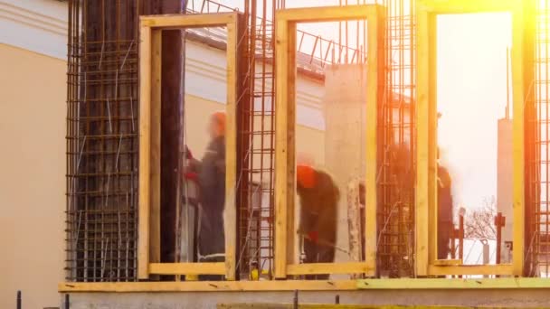 BREST, BELARUS - 3 AVRIL 2016 : Des constructeurs construisent un bâtiment dans la ville . — Video