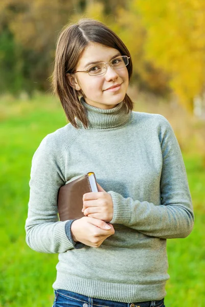 Retrato de niña con libro — Foto de Stock