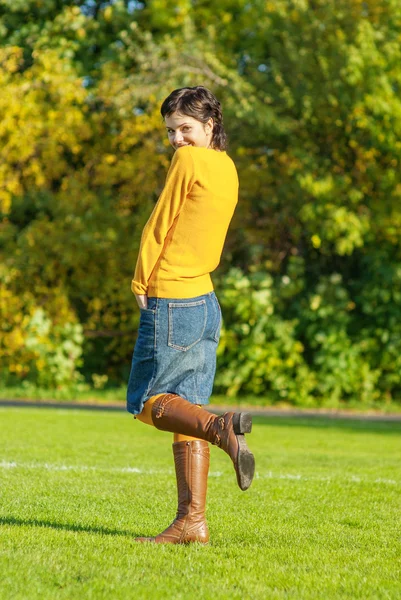 Fille en pull jaune — Photo