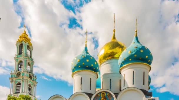 时间推移 4k： 假设大教堂 （1559 - 1585） 和五层钟楼在圣三一圣塞尔吉乌斯拉夫拉在塞尔吉耶夫波萨德， 俄罗斯. — 图库视频影像