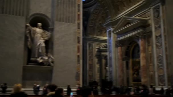 Vatikanstaten - januari 28 2015: Den påvliga basilikan St Peter i Vatikanen eller helt enkelt Peterskyrkan, är en italiensk renässans kyrka i Vatikanstaten, den påvliga enklaven inom Rom. — Stockvideo