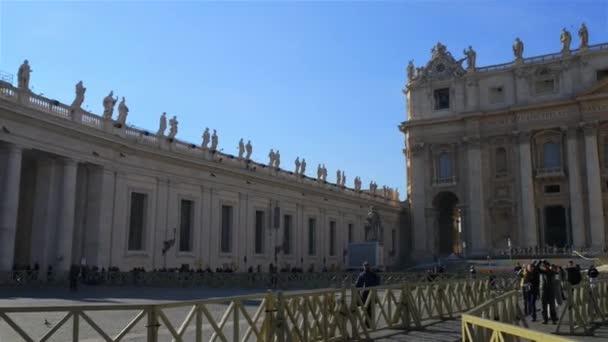 Vatikanstaten - januari 24 2016: St. Peter Square ligger stora plaza direkt framför Peterskyrkan, påvliga enklav inne i Rom, direkt väster om grannskap eller rione av Borgo. — Stockvideo