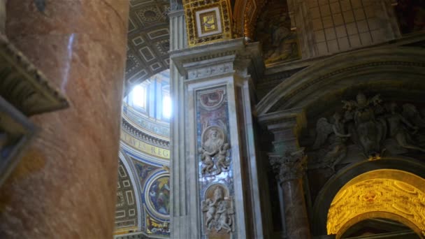 CITTÀ DEL VATICANO - 24 GENNAIO 2015: La Basilica Papale di San Pietro in Vaticano, o semplicemente Basilica di San Pietro, è una chiesa rinascimentale italiana nella Città del Vaticano, l'enclave papale della città di Roma . — Video Stock