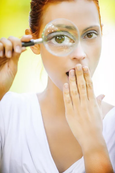 Vrouw met een vergrootglas bloem — Stockfoto