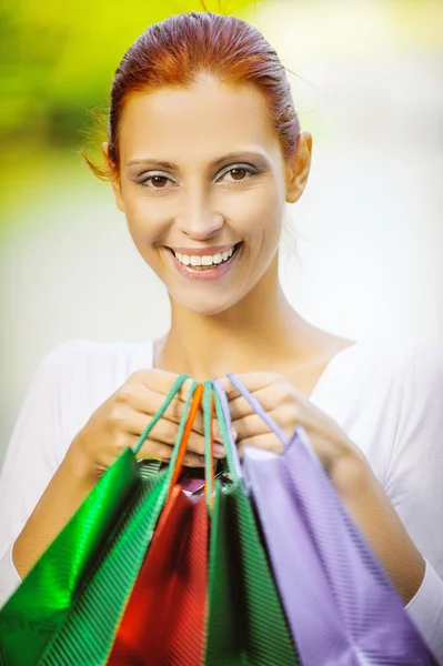 Uśmiechający się piękna, młoda kobieta z zakupy — Zdjęcie stockowe