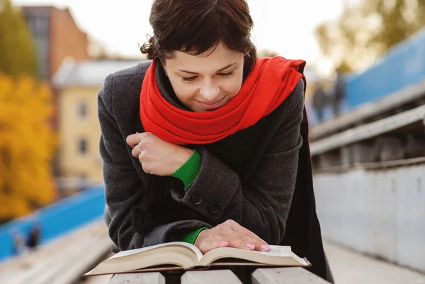 Jonge vrouw met boek — Stockfoto