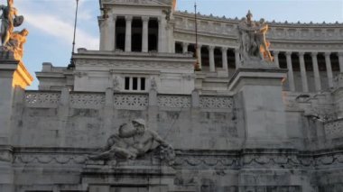Altare della Patria, İtalya 'nın Roma kentinde bulunan birleşik İtalya' nın ilk kralı Victor Emmanuel 'in anısına inşa edilmiş bir anıttır. Piazza Venezia ve Capitoline Tepesi arasında yer alır..