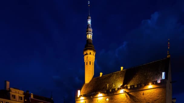 Hala 4k: večerní radnice Tallinn (Tallinna raekoda) je budova ve starém městě Tallinn, Estonsko, vedle náměstí radnice. Je nejstarší městskou radnicí v celé oblasti Baltského moře a Skandinávii. — Stock video