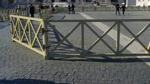 CIUDAD DEL VATICANO - 24 DE ENERO DE 2016: Plaza de San Pedro es una gran plaza situada directamente en frente de la Basílica de San Pedro, enclave papal dentro de Roma, directamente al oeste del barrio o rione de Borgo . — Vídeo de stock