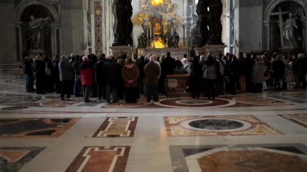 Vatikanstaten - januari 24 2015: Den påvliga basilikan St Peter i Vatikanen eller helt enkelt Peterskyrkan, är en italiensk renässans kyrka i Vatikanstaten, den påvliga enklaven inom Rom. — Stockvideo