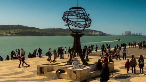 Lisszabon, Portugália-Mart 27 2016: TimeLapse: Globe emlékmű közel Padrao DOS Descobrimentos (emlékmű a felfedezések) az északi partján Tagus folyó torkolat, a Santa Maria de Belem, Lisszabon — Stock videók