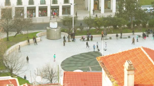 Lisabon, Portugalsko-Mart 22 2016: muži hrají baseball na Martim Moniz Square a Rua da Palma, Lisabon, Portugalsko — Stock video