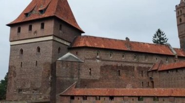 Malbork Cermen sırayla yüzey alanı tarafından dünyanın en büyük Kalesi kalesidir. Bir Ordensburg kale şeklinde Töton Şövalyeleri tarafından Marienburg, Prusya içinde inşa edilmiş.