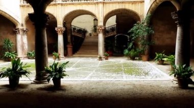 Palma'daki eski avlu. Palma İspanya'da Balear Adaları özerk topluluğunun island Mayorka başkenti ve en büyük şehridir.