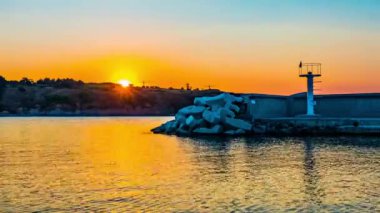 Timelapse: Chernomorets deniz marina gün batımı. Chernomorets, Bulgaristan'ın güneydoğusundaki Karadeniz kıyısında yer alan bir şehirdir. İdari olarak Sozopol Belediyesi'nin bir parçası, Burgaz Eyaleti, sahil beldesi.