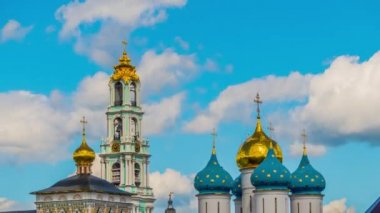 Timelapse 4k: Varsayım Katedrali (1559 - 1585) ve Sergiev Posad, Rusya Kutsal Teslis-St Sergius Lavra Beş katmanlı Çan Kulesi.