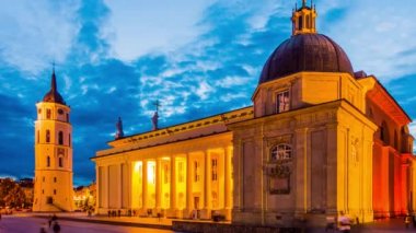 Timelapse: Vilnius Katedrali'nde gece manzarası Litvanya ana Roma Katolik Katedrali olduğunu. Vilnius Eski Kent'te, Katedral Meydanı'nın hemen dışında yer almaktadır..