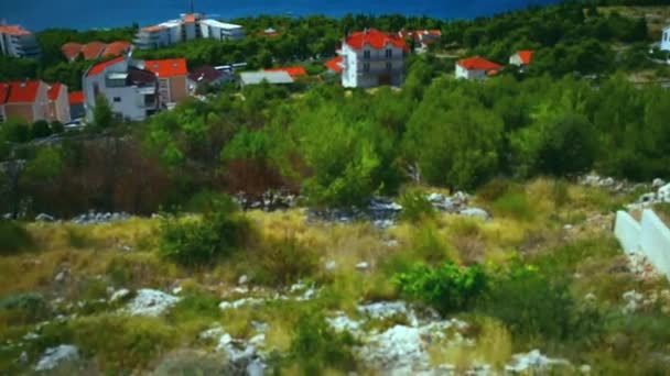 El pueblo junto al mar. Costa rocosa croata en el mar Adriático en un día soleado y caluroso . — Vídeo de stock