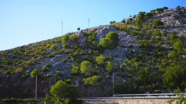 Kroatische Felsenküste an der Adria an einem sonnigen heißen Tag. — Stockvideo