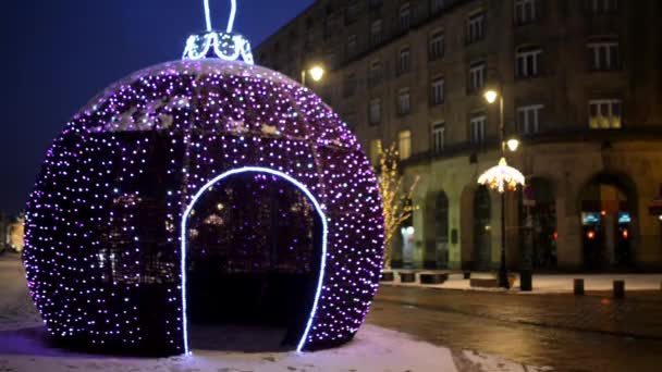 Krakowskie Przedmiescie i nyår. Royal Avenue utgör den nordligaste delen av Warszawas kungliga rutt och förbinder Gamla stan och Kungliga slottet vid Slottstorget i Warszawa, Polen. — Stockvideo