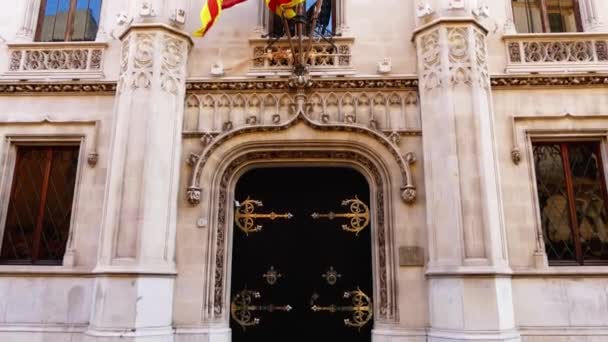 4k Fachada del Ayuntamiento de Palma de Mallorca. Palma es la capital y la mayor ciudad de la comunidad autónoma de Baleares en España . — Vídeos de Stock