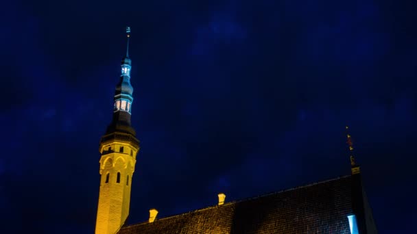 Timelapse 4k: gece Tallinn Town Hall (Tallinna raekoda) Tallinn Old Town, Estonya, Town Hall Meydanı yanında bir binadır. Baltık bölgesi ve İskandinavya'nın en eski belediye binasıdır.. — Stok video