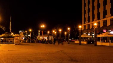 Riga, Letonya - 29 Haziran 2016: Özgürlük Anıtı'nın Timelapse 4k Gece görünümü 