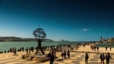 Lizbon, Portekiz - Mart 27 2016: Timelapse 4k: Padrao dos Descobrimentos yakınlarındaki Küre Anıtı (Monument to Discoveries) Tagus Nehri haliç kuzey kıyısında, Santa Maria de Belem, Lizbon
