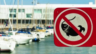 Lizbon, Portekiz Belem marina banliyösünde balıkçılık yasaklayan işareti,.