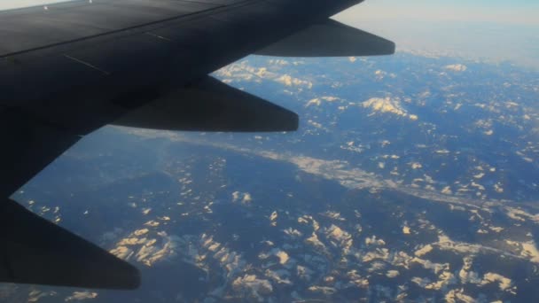 El avión vuela sobre las montañas Cárpatos y los tártaros en Europa del Este a una altitud de 7000 m sobre el nivel del mar . — Vídeo de stock