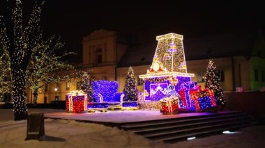 Yeni yılda Krakowskie Przedmiescie. Royal Avenue, Varşova Kraliyet Yolu 'nun en kuzeyindeki bir caddedir ve Polonya' nın Varşova kentindeki Castle Square 'de bulunan Old Town ile Royal Castle' ı birbirine bağlar.