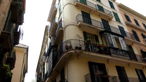 Antigua calle de Palma. Palma es la capital y la ciudad más grande de la isla de Mallorca de la comunidad autónoma de Baleares en España . — Vídeos de Stock