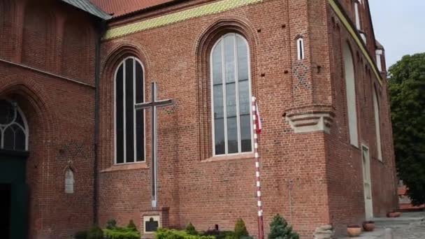 Kerk van St. Johannes de Doper in Malbork-rooms-katholieke parochiekerk gelegen in Malbork, in Pommeren. Het behoort tot de Deanery van het bisdom van Malbork en Elblag. — Stockvideo