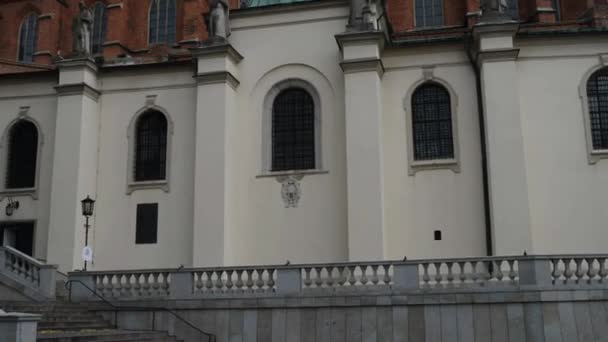 Catedral Basílica da Assunção da Bem-Aventurada Virgem Maria e Santo Adalberto é uma catedral gótica em Gniezno, Polônia . — Vídeo de Stock