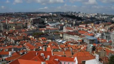 Lizbon Panorama. Lizbon Portekiz 'in başkentidir. Avrupa 'nın en batı başkenti konumundadır. Lizbon, Atlantik Okyanusu ve Tagus Nehri üzerindeki Batı İber Yarımadası 'nda yer alır..