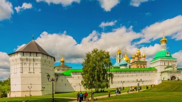 Timelapse 4k: Ławra Trinity St. Sergiusz jest najważniejszym rosyjski klasztor i duchowe centrum rosyjskiego Kościoła Prawosławnego. Klasztor położony jest w mieście Sergiyev Posad, Moscow Oblast, Federacja Rosyjska. — Wideo stockowe
