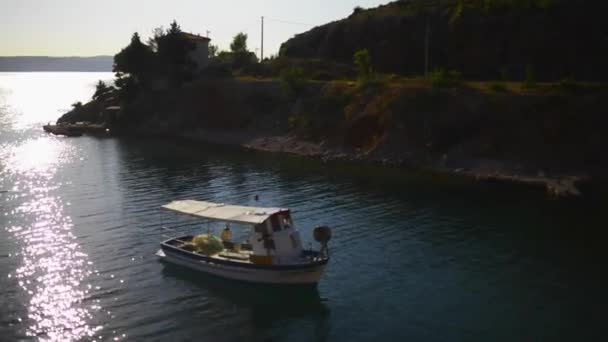 Kroatiska klippiga kusten vid Adriatiska havet en solig varm dag. — Stockvideo