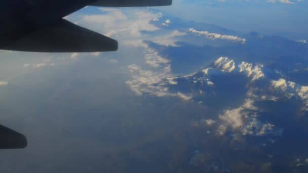 Το αεροπλάνο που πετάει πάνω από τα Καρπάθια Όρη και των Τατάρων στην Ανατολική Ευρώπη σε υψόμετρο 7000 m πάνω από τη θάλασσα. — Αρχείο Βίντεο
