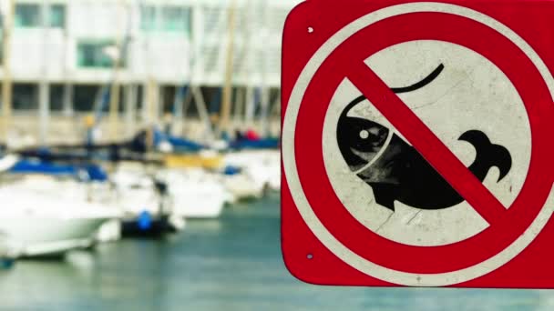 Transfer focus: sign, which prohibits fishing in the marina suburb of Belem in Lisbon, Portugal. — Stock Video