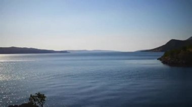 Adriyatik Denizi sıcak güneşli bir Hırvat kayalık sahil.